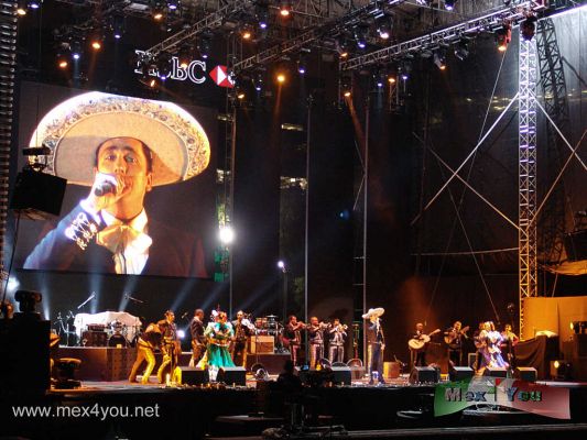 CelebraciÃ³n AÃ±o Nuevo / Celebration New Year 2010 Mexico City (01-08)
Recibir el aÃ±o nuevo en el Ãngel de la Independencia se ha vuelto ya una tradiciÃ³n y como siempre se organiza concierto con mÃ¹sica mexicana y con artistas que brindan el mejor espectÃ¡culo a la gente asistente. En este caso abriÃ³ el concierto a las 8 de la noche con un grupo de jÃ³venes "multicultural" llamado 8 beats, para enseguida dar pie a Rafael Negrete, heredero del apellido negrete y quien interpretÃ³ mÃºsica que ya en sus tiempos Jorge Negrete habÃ­a hecho populares como Cocula, siguiendo bajo el mismo gÃ©nero siguieron el dueto de Guillermo y Pastora
Keywords: celebracion aÃ±o nuevo celebration new year 2010 mexico city ciudad angel independencia independence mariachi