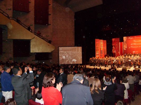 SEDENA ofrece magno concierto en Guanajuato (02-02)
Es por ello que el dÃ­a de hoy, esta Dependencia del Ejecutivo Federal ofreciÃ³ en la Ciudad de Guanajuato, Gto., un Magno Concierto de mÃºsica mexicana, con la destacada participaciÃ³n de la Orquesta SinfÃ³nica, Coro, Banda de MÃºsica Monumental y Mariachi del Instituto Armado.

Este concierto se realizÃ³ en el auditorio de dicho estado, con gran afluencia de pÃºblico, integrado por ciudadanos y autoridades de los tres niveles de gobierno, quienes mostraron su beneplÃ¡cito por tan emotivo evento cultural.





Fotos CortesÃ¬a de SEDENA
Keywords: sedena concierto guanajuato militar militares army mexican ejercito mexicano