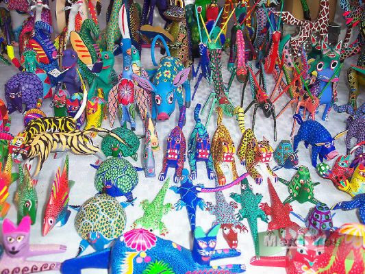 3 of 4
In addition to this we could appreciate other beautiful
 crafts of several states of our country, like Oaxaca,
Guerrero Jalisco and even  of other countries like of Peru. The
materials are very diverse: paper, wood,
mud, metal, etc. 
Keywords: crafts