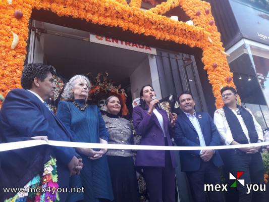 Llega Michoacan a Masaryk (01-02)
 Secretario de Turismo del Estado, Roberto Monroy García, junto a la titular de Sectur, Josefina Rodríguez Zamora, cortaron el listón de inauguración, dar paso posteriormente al recorrido de la misma.


Text and Photo by: Yanín Ramirez
Keywords: michiacan masaryk cdmx turismo muertos mariposa monarca