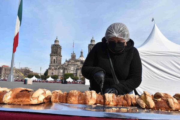 Tradicional Partida de Rosca 2025 en el Zócalo de la CDMX (03-05)
La imponente Mega Rosca fue producto del esfuerzo de mil 450 panaderos de la Cámara Nacional de la Industria Panificadora y Similares de México. Elaborarla fue una hazaña que requirió 6 mil 200 kilos de harina, 800 kilos de mantequilla, 18 mil 200 huevos, 750 litros de leche, y una cuidada mezcla de ingredientes que incluyó higos, ate de vivos colores y una esencia de vainilla que impregnaba el aire con su aroma dulce.

Además, 20 mil cuadritos de leche tetrapack, proporcionados por la Secretaría de Desarrollo Económico y FEMSA, acompañaron esta experiencia culinaria, añadiendo un toque de calidez a la celebración.

Text & Photo by Antonio Pacheco
Keywords: tradicional partida rosca 2025 reyes magos pan cdmx zocalo ciudad mexico