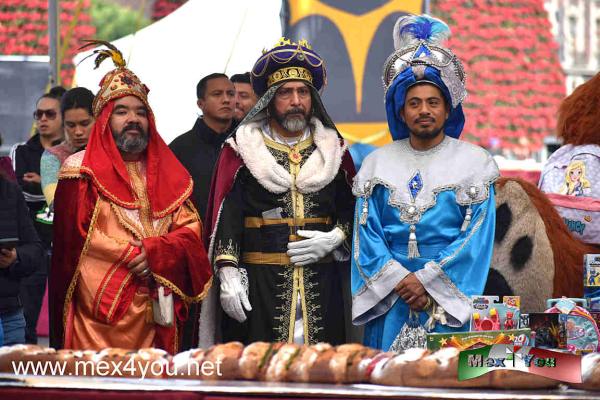 Tradicional Partida de Rosca 2025 en el Zócalo de la CDMX (01-05)
En el zócalo de la Ciudad de México el domingo 5 de enero se llevó a cabo la tradicional "Partida de Rosca" donde se reunieron autoridades de la Ciudad de México y de la industria de panificación y de Femsa quienes fueron patrocinadores de este evento en la Ciudad de México. 

Text & Photo by Antonio Pacheco
Keywords: tradicional partida rosca 2025 reyes magos pan cdmx zocalo ciudad mexico