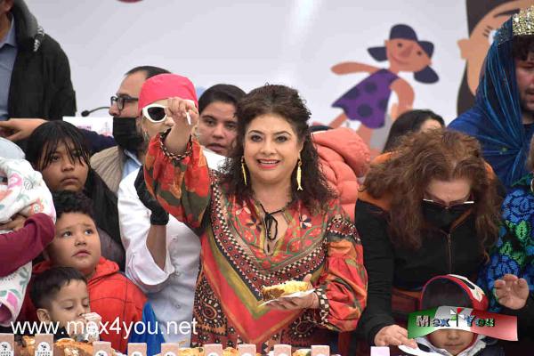 Tradicional Partida de Rosca 2025 en el Zócalo de la CDMX (02-05)
La jefa de Gobierno, Clara Brugada, encabezó los festejos del Día de Reyes en el corazón de la Ciudad de México, donde miles de familias se dieron cita en el Zócalo para disfrutar de una celebración llena de color, alegría y tradición. El momento más esperado fue la partida de la majestuosa Mega Rosca de 400 metros lineales, que se extendía imponente como símbolo de unión y convivencia entre los capitalinos.


Text & Photo by Antonio Pacheco
Keywords: tradicional partida rosca 2025 reyes magos pan cdmx zocalo ciudad mexico