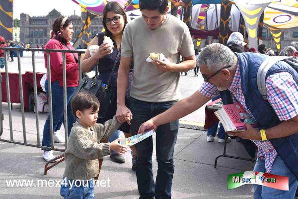 Tradicional Partida de Rosca 2025 en el Zócalo de la CDMX (05-05)
La celebración incluyó la entrega de más de 15 mil juguetes lúdicos, cuidadosamente seleccionados para no promover la violencia, incentivando en su lugar la imaginación y la creatividad de los más pequeños.

Además se entregaron libros para los más pequeños por parte del Fondo de Cultura Económica a cargo de Taibo II quienes regalaron libros . 


Text & Photo by Antonio Pacheco
Keywords: tradicional partida rosca 2025 reyes magos pan cdmx zocalo ciudad mexico