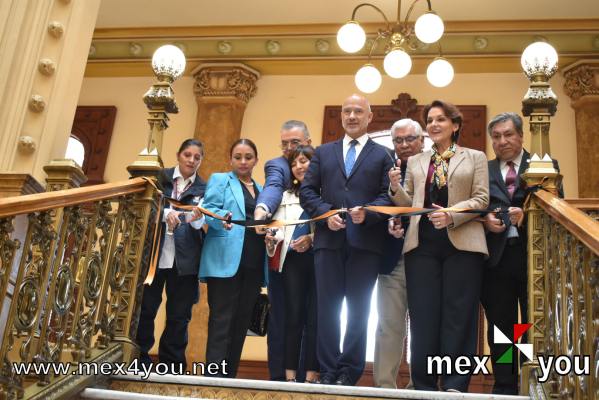 Palacio Postal inaugura nueva salas de Exosición
El corte de listón el primer paso para la inauguración de las Nuevas salas de Exposición que se abrirán al público en general a partir del 12 de noviembre . Inicia en el segundo piso, con su hermosa arquitectura y amplios salones, permiten que los visitantes puedan caminar por sus pasillos y descubrir más sobre la historia del Servicio Postal Mexicano.


Text and Photo by: Yanín Ramírez
Keywords: palacio postal correos de mexico carteros dia del cartero