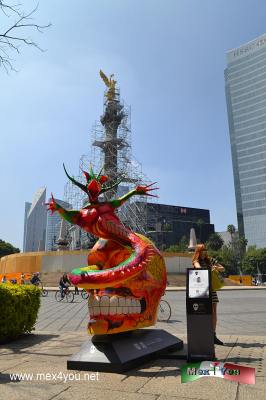 Inauguración de la exposición urbana Mexicráneos 2019 (03-05)
En las dos ediciones anteriores se congregaron alrededor de estas magnas exposiciones alrededor de 5 millones de visitantes, por lo que este año se espera superar la cifra; ya que nombre de Mexicráneos ha traspasado las fronteras llegando 20 cráneos en el festival de Lille 3000 El Dorado , en Francia. 
Estos cráneos se convertirán en embajadores de nuestro país ya que habrá la posibilidad de que inicien una gira por París, Madrid, Amsterdan, Berlín, Londres, Roma, Milán, Bruselas, Brujas y Viena.

Text & Photo by: Antonio Pacheco
Keywords: mexicraneos 2019 paseo reforma avenida dia muertos difuntos fieles