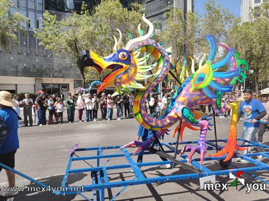 Desfile Monumentales de Alebrijes 2024
Los alebrijes monumentales pueden permanecer tanto tiempo exhibidos a la intemperie debido a que a los participantes se les entrega un barniz especial que utilizan los aviones, con la finalidad de que lo apliquen a sus piezas y así puedan perdurar.

Text and Photo by: Yanín Ramírez
Keywords: alerijes monumentales museo arte popular cartoneroia