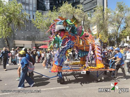 Desfile Monumentales de Alebrijes 2024
La ruta del desfile incluyó la calle de 5 de Mayo, cruzó el Eje Central y pasó por la Avenida Juárez ,  Paseo dela Reforma, donde permanecerán hasta el 3 de noviembre

Text and Photo by: Yanín Ramírez
Keywords: alerijes monumentales museo arte popular cartoneroia