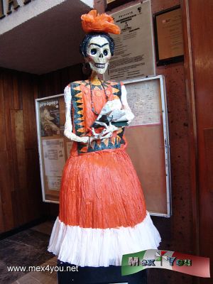 La Muerte tuvo Permiso (03-05)
AdemÃ¡s tambiÃ©n se llevaron a cabo obras de teatro dedicada a Frida Kahlo pero como difunta. Consultar cartelera en el Centro Cultural JosÃ© MartÃ­. 
Keywords: muerte permiso dia muertos ofrenda day dead llorona centro cultural jose marti frida kahlo