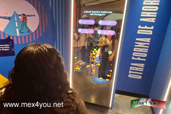 El MIDE y PROFOTURO inauguran nueva sala "Tu Yo del Futuro"  (04-05)
Entre ruletas, videos y hasta zombies "Come Ahorros" donde los participantes deben proteger su dinero enfrentando decisiones impulsivas y tentaciones financieras. Con herramientas como brújulas de información veraz y escudos de autocontrol, este entorno dinámico enseña la importancia de resistir impulsos de gastos y mantener metas claras de ahorro. 

Juegos como la palanca para sacar peluches virtuales dependiendo las decisiones económicas que tomemos, muñequitos de cuerda digitales cuyo avance lento o rápido depende de como administremos nuestro gasto diario. 




Text & Photos by: Antonio Pacheco
Keywords: museo interactivo economia MIDE profuturo inauguracion nueva sala futuro pensiones