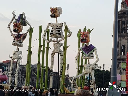 Ofrenda Monumental de Día de Muertos 
Inspirada en dos elementos centrales: las comparsas o muerteadas, que son tradicionales formas de festejo del Día de Muertos.
La obra gráfica de Eduardo Robledo, grabador xochimilca con una extensa obra que nos lleva a pasear por un mundo onírico y surreal de México, y en particular del sureste de la capital.


Text and Photo by: Yanín Ramírez
Keywords: ofrenda monumental dia muertos pan de muerto zocalo iluminado calacas cartoneria