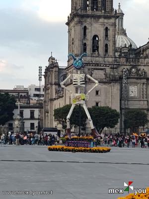 Ofrenda Monumental de Día de Muertos 
La instalación de la Ofrenda Monumental es parte de los festejos de Día de Muertos en la CDMX, que está acompañado del alumbrado del Zócalo, el desfile y otras actividades gratuitas en toda la capital.


Text and Photo by: Yanín Ramírez
Keywords: ofrenda monumental dia muertos pan de muerto zocalo iluminado calacas cartoneria