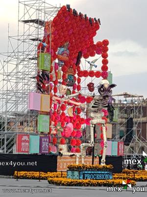 Ofrenda Monumental de Día de Muertos 
La Ofrenda Monumental del Día de Muertos estará expuesta desde este 30 de octubre hasta el 3 de noviembre.  Entre las 19:00 y 23:00 horas, cuando esté iluminada .

Text and Photo by: Yanín Ramírez
Keywords: ofrenda monumental dia muertos pan de muerto zocalo iluminado calacas cartoneria