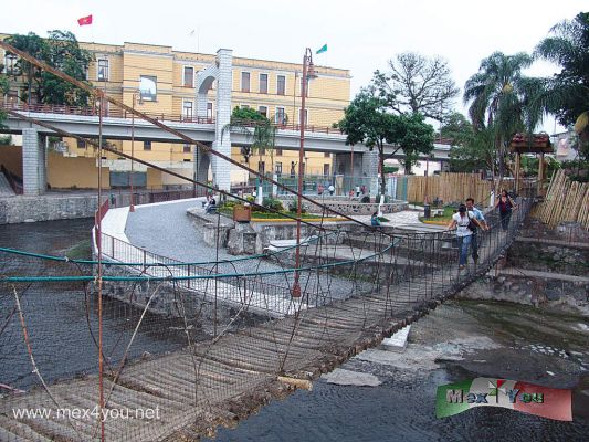 Puente Colgante / Orizaba Veracruz
En el Paseo del RÃ­o se encuentra un Puente Colgante que hace las delicias de los turistas y locales.  Este se encuentra a atrÃ¡s del Palacio Municipal. 
Keywords: puente colgante orizaba veracruz.